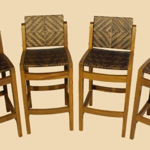 Banqueta Tulipa com estrutura em madeira cumarú tratada